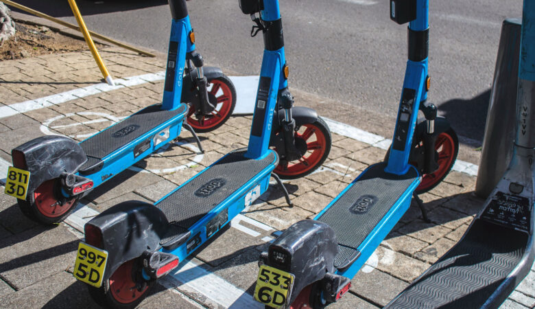 Targa e assicurazione obbligatorie per i monopattini elettrici: cosa cambia nel 2025