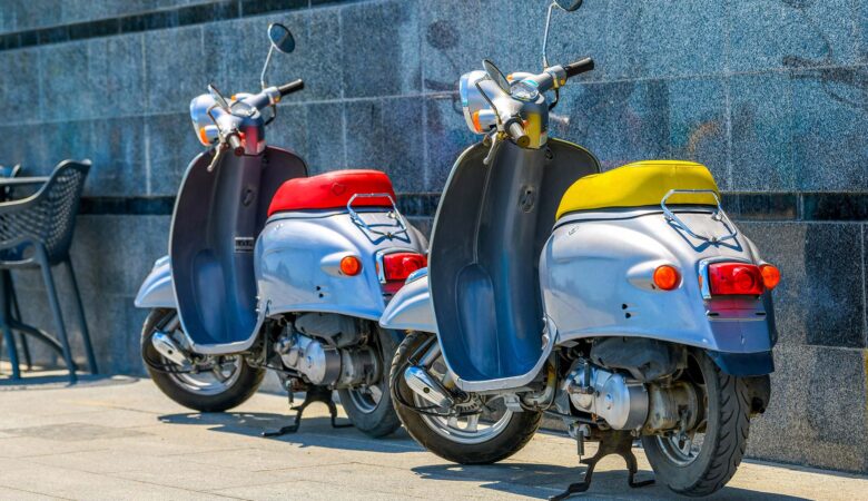 Passaggio di proprietà di ciclomotori e motocicli: targa personale, bolli e procedure